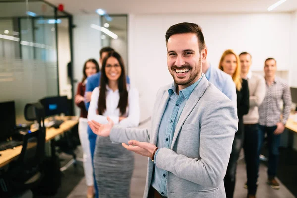 Porträt Eines Erfolgreichen Geschäftsteams Posiert Büro — Stockfoto