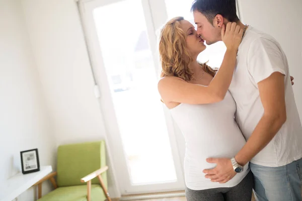 Mujer Rubia Embarazada Feliz Relajarse Con Marido — Foto de Stock