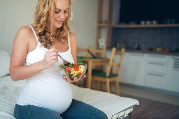 妊娠中の女性を大事に食べる健康食品の肖像画 — ストック写真