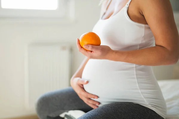 妊娠中の女性を大事に食べる健康食品の肖像画 — ストック写真