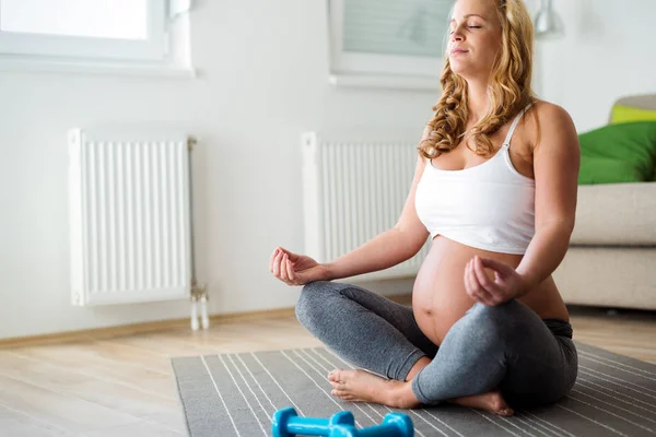 Pregnant Blonde Woman Relaxing Practicing Yoga Home — Stock Photo, Image