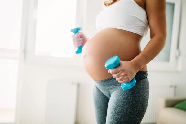 Zwangere Vrouw Sportieve Fitness Oefeningen Thuis Doen — Stockfoto