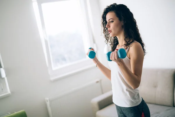 Unga Attraktiva Idrottskvinna Gör Fitnessövningar Hemma — Stockfoto