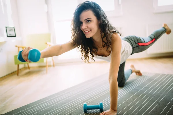 Unga Attraktiva Idrottskvinna Gör Fitnessövningar Hemma — Stockfoto