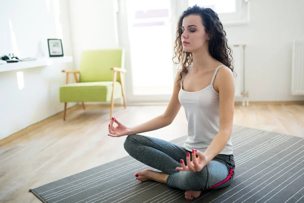 Mujer Atractiva Joven Relajándose Practicando Yoga Casa — Foto de Stock