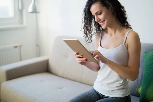 Mooie Jonge Vrouw Thuis Werken Met Tablet — Stockfoto