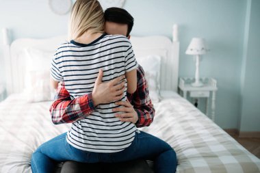 Yatak odasında genç çekici sevgi dolu çift portresi