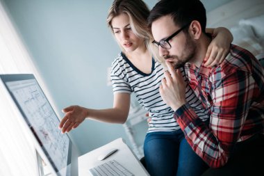 Genç çekici grafik tasarımcıları proje üzerinde birlikte çalışma