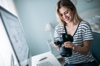 Evde projede çalışan genç çekici Tasarımcısı