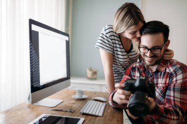 Genç çekici grafik tasarımcıları proje üzerinde birlikte çalışma