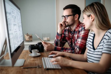 Genç çekici grafik tasarımcıları proje üzerinde birlikte çalışma