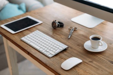 Ofis masası bilgisayar, tablet ve fincan kahve ve diğer aksesuarlar