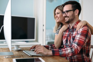 Genç çekici grafik tasarımcıları proje üzerinde birlikte çalışma