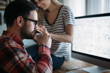 Evde projede çalışan genç çekici Tasarımcısı