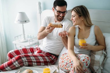 Yatak odasında genç çekici sevgi dolu çift portresi