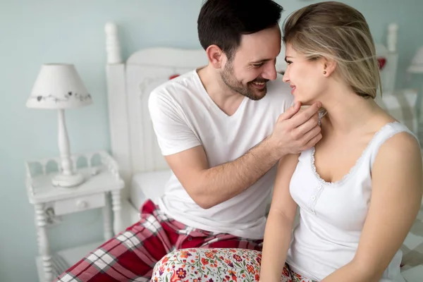 Portrait Jeune Couple Aimant Attrayant Dans Chambre — Photo