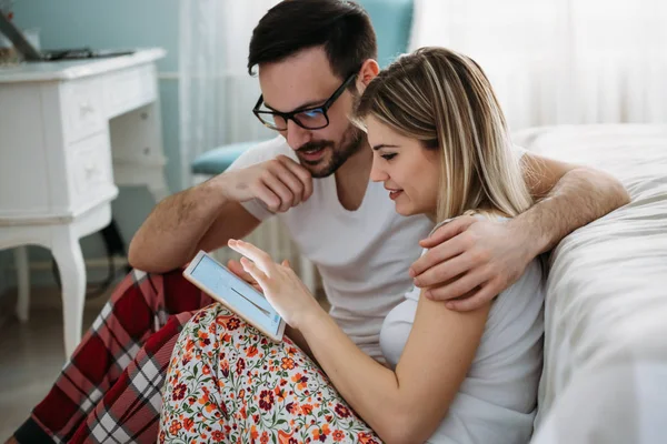 Joven Pareja Feliz Utilizando Tableta Digital Dormitorio — Foto de Stock