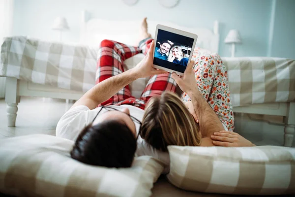 Joven Pareja Feliz Utilizando Tableta Digital Dormitorio —  Fotos de Stock