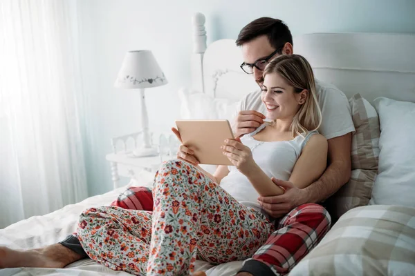 Jonge Gelukkige Paar Met Behulp Van Digitale Tablet Slaapkamer — Stockfoto