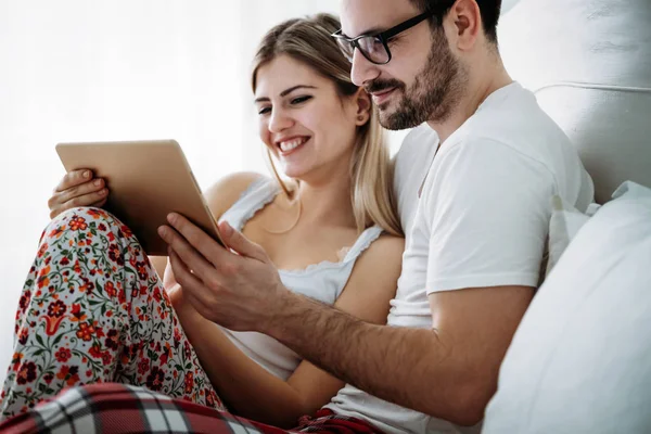 Jeune Couple Heureux Utilisant Une Tablette Numérique Dans Chambre — Photo