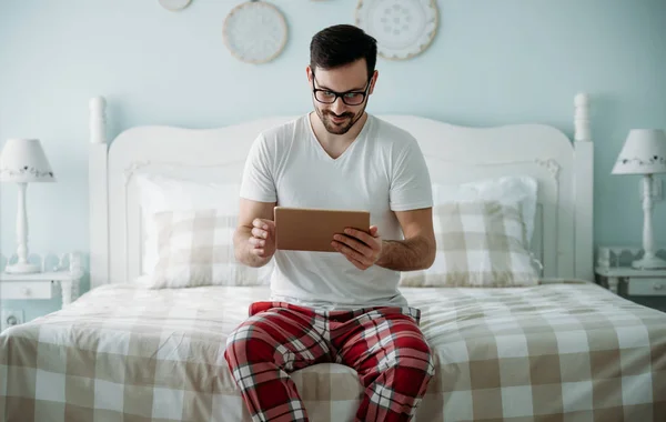 Beau Jeune Homme Utilisant Une Tablette Numérique Dans Chambre — Photo