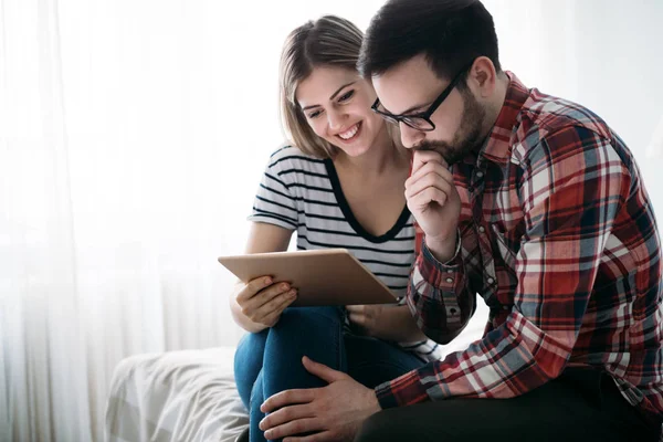 Jonge Gelukkige Paar Met Behulp Van Digitale Tablet Slaapkamer — Stockfoto