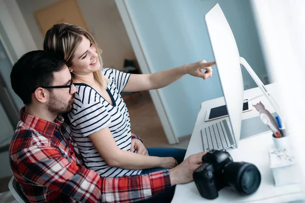 Jóvenes Diseñadores Gráficos Atractivos Trabajando Juntos Proyecto —  Fotos de Stock