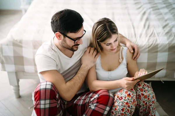 Young Happy Couple Using Digital Tablet Bedroom — Stock Photo, Image