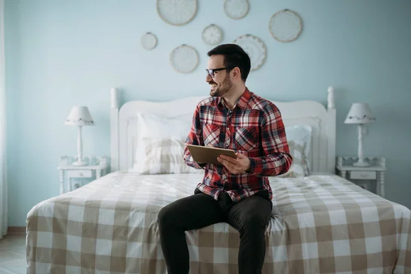 Hombre Joven Guapo Usando Tableta Digital Dormitorio — Foto de Stock