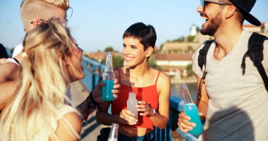 Grup genç arkadaşlar eğlenmeye zaman Müzik Festivali