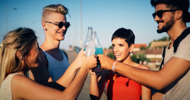 Grup genç arkadaşlar eğlenmeye zaman Müzik Festivali