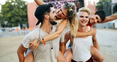 Grup genç arkadaşlar eğlenmeye zaman Müzik Festivali