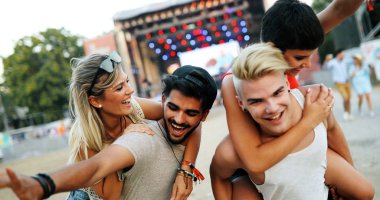 Grup genç arkadaşlar eğlenmeye zaman Müzik Festivali