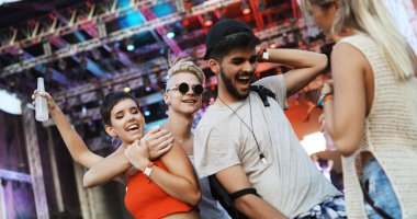 Grup genç arkadaşlar eğlenmeye zaman Müzik Festivali
