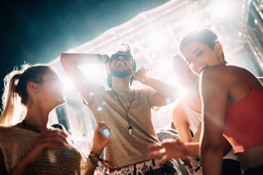 Grup genç arkadaşlar eğlenmeye zaman Müzik Festivali