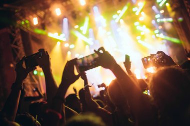 Zevk ve Müzik Festivali'nde dans mutlu kalabalık portresi