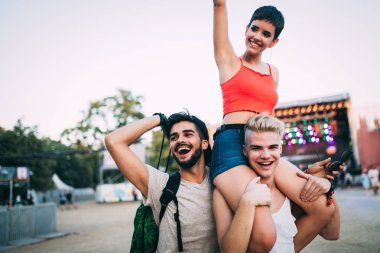 Grup genç arkadaşlar eğlenmeye zaman Müzik Festivali