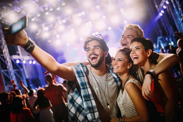 Felices Jóvenes Amigos Tomando Selfie Festival Música — Foto de Stock