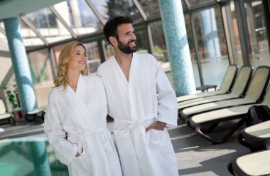 Portre çekici çift spa merkezinde zevk