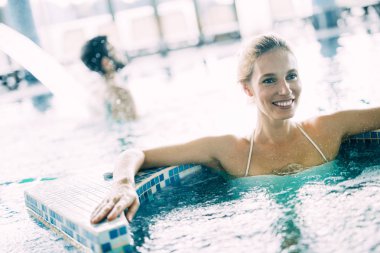 Güzel kadın rahatlatıcı spa yüzme havuzunda portresi