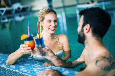 Mutlu çekici çift rahatlatıcı spa yüzme havuzunda