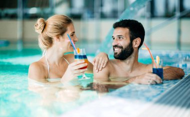 Mutlu çekici çift rahatlatıcı spa yüzme havuzunda