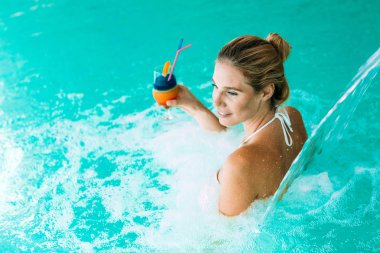 Güzel kadın rahatlatıcı spa yüzme havuzunda portresi
