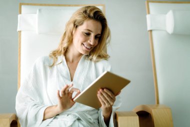Rahatlatıcı ve dijital tablet kaplıcada kullanma güzel kadın