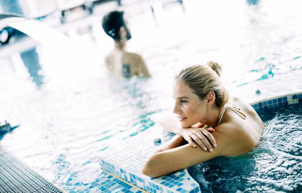 Retrato Mulher Bonita Relaxando Piscina Spa — Fotografia de Stock