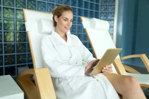 Belle Femme Relaxante Utilisant Une Tablette Numérique Dans Spa — Photo