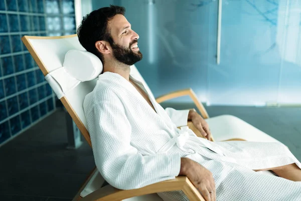Porträt Eines Gutaussehenden Bärtigen Mannes Beim Entspannen Wellness Center — Stockfoto