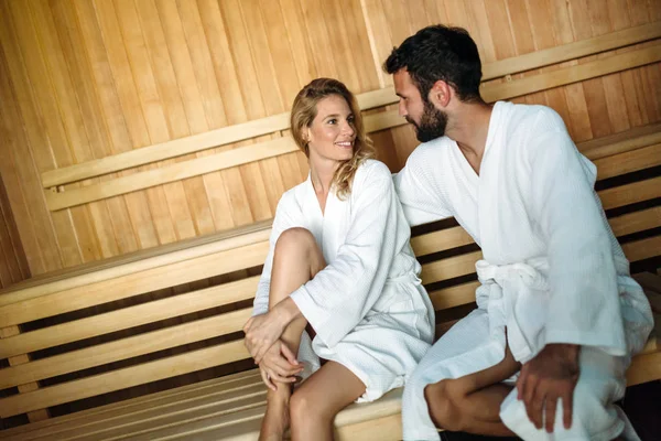 Aantrekkelijke Gelukkige Paar Samen Ontspannen Spa Centrum — Stockfoto