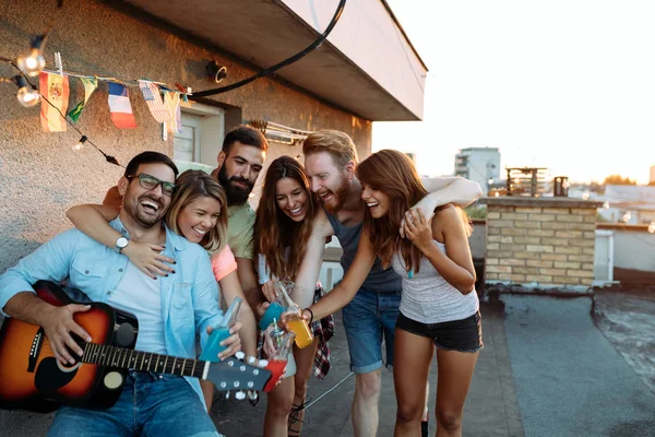 Gruppe Glücklicher Junger Freunde Feiert Party Auf Dem Dach — Stockfoto