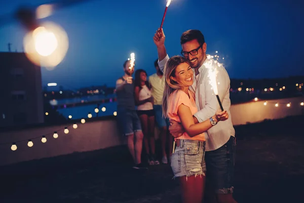 Gruppo Amici Felici Che Festeggiano Insieme Sul Tetto — Foto Stock